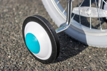 子ども用自転車の補助輪の接写