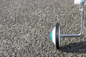 子ども用自転車の補助輪の接写