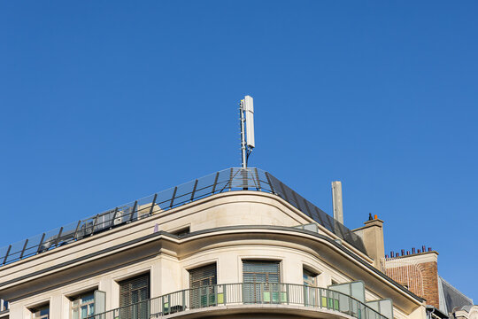 Gros plan sur une antenne relais sur le toit d&rsquo;un immeuble en ville.