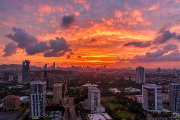 Fototapeta premium A breathtaking cityscape bathed in the fiery glow of a dramatic sunset