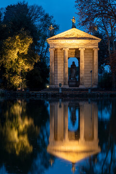 Tempio riflesso nel lago di notte