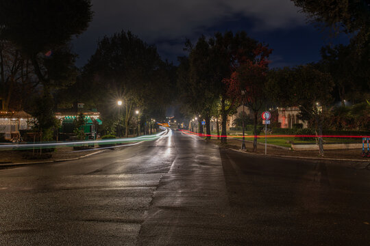 scie di automobili di notte nel parco, lunga esposizione