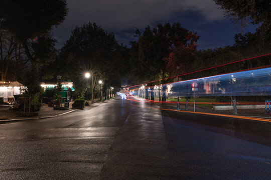 Scia del BUS di notte, lunga esposizione