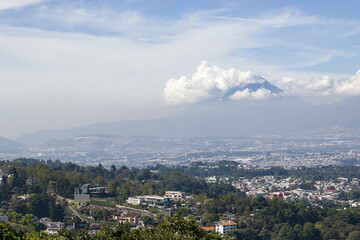 Obraz premium Guatemala high-rises facing distant volcanoes