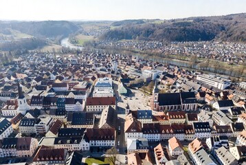 Obraz premium Panoramic aerial view of a charming european town nestled by a winding river and lush hills