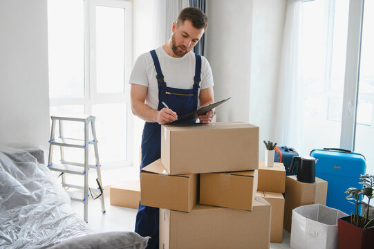 Mover checking inventory for home relocation service