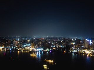 Obraz premium Downtown Cairo Nightscape with Illuminated Buildings and the Nile