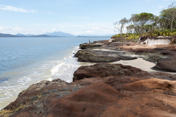 showing the extent of a coastal slope with rocks and the sea