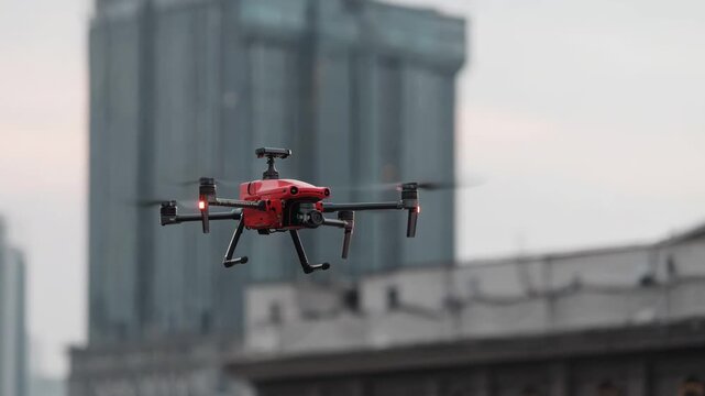 Quick automated drone swiftly scans a tall skyscraper exterior highlighting rapid data collection and efficiency for structural assessment tasks.
