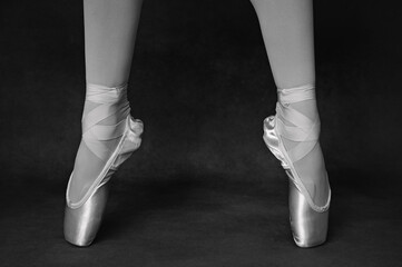Ballerina's feet en pointe © Holly
