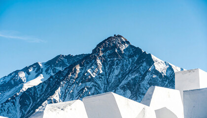 White pedestals of varying heights against the backdrop of snow-capped mountains, 3D rendering, minimalism, simple geometric shapes, soft lighting, neutral colors, high resolution, highly detailed