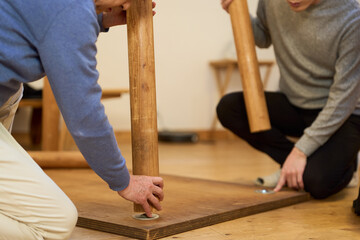 DIYでテーブルを組み立てるアジア人男性