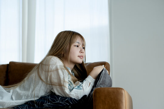 ソファーでくつろぐ若い日本人女性