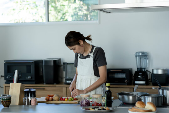 料理をする日本人女性