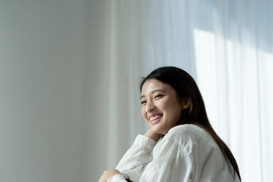 笑顔の若い日本人女性ポートレート