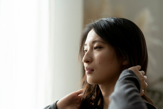 若い日本人女性の横顔