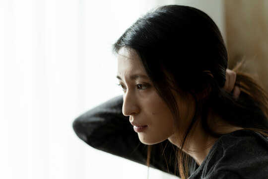 若い日本人女性の横顔