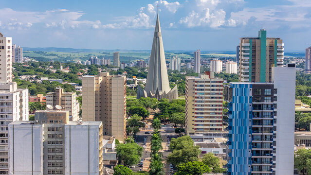 Vista a&eacute;rea do eixo monumental de Maring&aacute; com a Catedral de Maring&aacute;, Catedral Metropolitana Bas&iacute;lica Menor Nossa Senhora da Gl&oacute;ria, ao fundo!