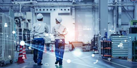 工場で作業するエンジニアと通信ネットワークのコンセプト