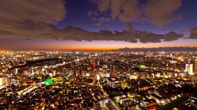 トワイライトに包まれる東京の都市風景　ドローンイメージ