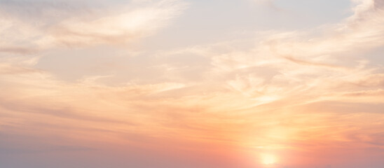 Obraz premium Morning Sky, Golden sunset beauty summer sun dawn with Yellow, Orange, Blue sunrise sky background, Sunny bright dramatic cloud heaven sunshine, Horizon romantic red fluffy landscape twilight sky view