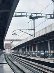 Naklejka premium Modern High-Speed Railway Station Platform Keywords high-speed railway, station platform, railway tracks, electric railway, urban transit 要不要我再帮你写一段适合社交媒体的英文配图文案？