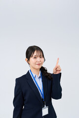 指を立てるポーズをするビジネスウーマン