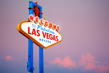 Obraz premium Welcome to Fabulous Las Vegas Sign. Logo Removed. The beautiful night sky in the background.