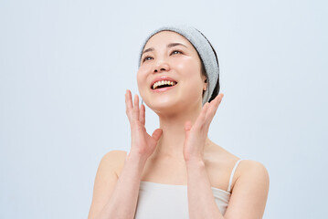 スキンケアをする若い女性