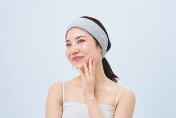 スキンケアをする若い女性