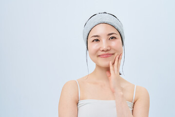 スキンケアをする若い女性