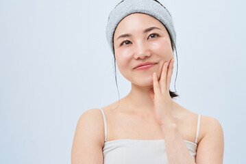 スキンケアをする若い女性