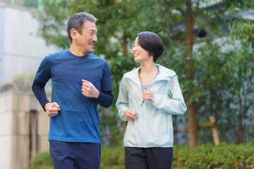 運動をする男女