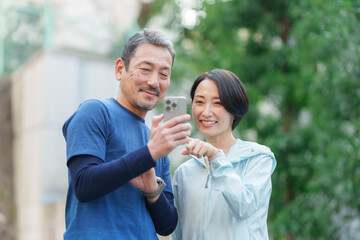Fototapeta premium 運動をする男女 スマートデバイス