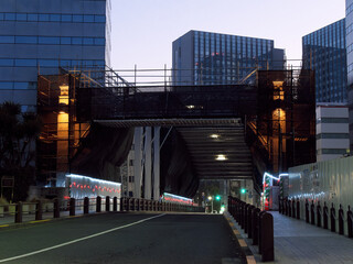 夜明け前の都市工事現場と高層ビル群 © cooperman