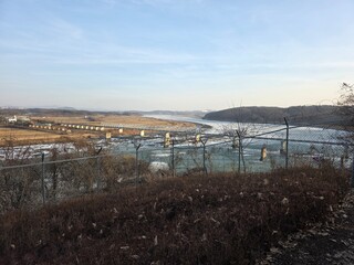 파주 전망대 위에서 바로본 강가의 풍경