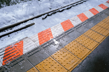Fototapeta premium 雪の日の駅のホーム
