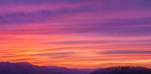 Obraz premium Picturesque sunset in the mountains, hills on the horizon