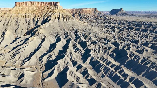Factory Butte is an iconic 457-meter-tall monolith located 19 kilometers west of the town of Hanksville, Utah, along Highway 24. With its ridges and undulating surface, its unique, desolate landscape 