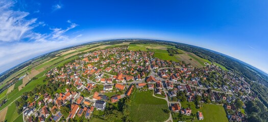 Ausblick auf die Gemeinde Geltendorf im oberbayerischen Kreis Landsberg am Lech