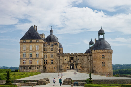 Visiteurs entrant ou sortant du ch&acirc;teau de Hautefort en Dordogne