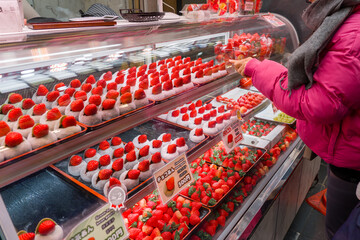 日本で人気の市場で苺のスイーツを販売しているお店