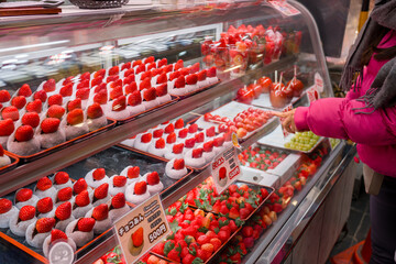 日本で人気の市場で苺のスイーツを販売しているお店
