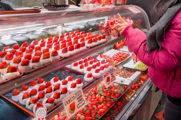 日本で人気の市場で苺のスイーツを販売しているお店