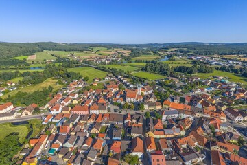 Ausblick von oben auf die Stadt Pfreimd im Naabtal im Oberpf&auml;lzer Kreis Schwandorf