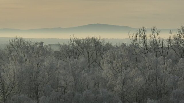 Luftaufnahme einer Drohne mit Blick auf Brocken im Harz im Winter