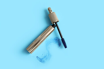 Naklejka premium Blue mascara with sample on color background, closeup