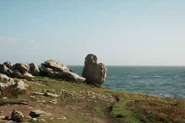 Rochers sur la c&ocirc;te &agrave; Kerlouan dans le Finist&egrave;re en Bretagne