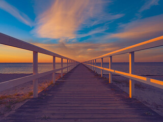 Obraz premium pier on the sea at sunset time 