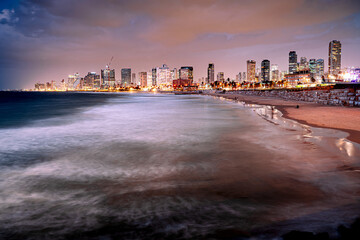 Obraz premium Tel Aviv coast at night, Middle Eastern city, Israel.